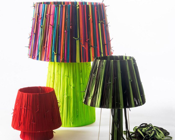 Веселые светильники с плафонами из разноцветных шнурков
