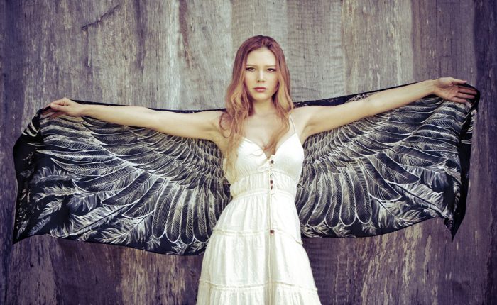 Дизайнерские платки с крыльями, превращающие женщину в прекрасную птицу