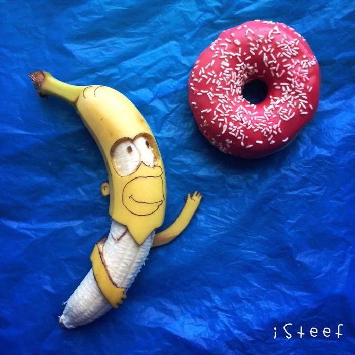 Художник преобразует бананы в произведения искусства