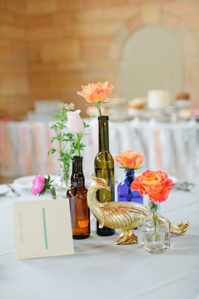 10 идей использования пустых бутылок в качестве декора для свадебного стола