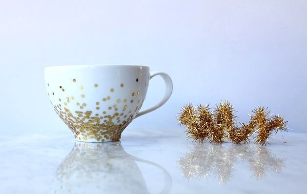 Как декорировать чашку золотыми конфетти
