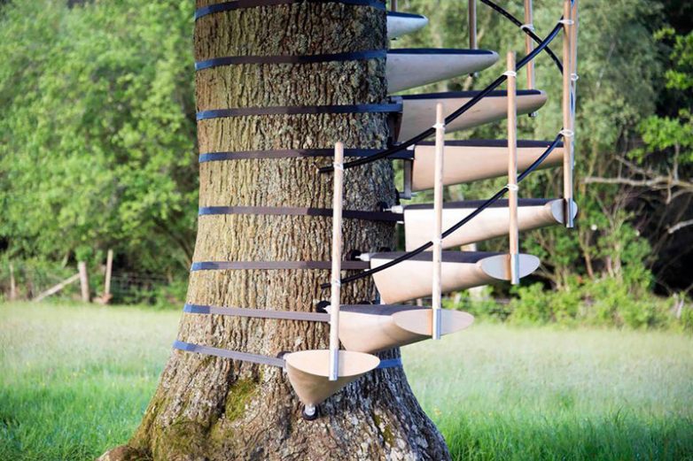 Винтовая лестница, устанавливающаяся на дерево без инструментов