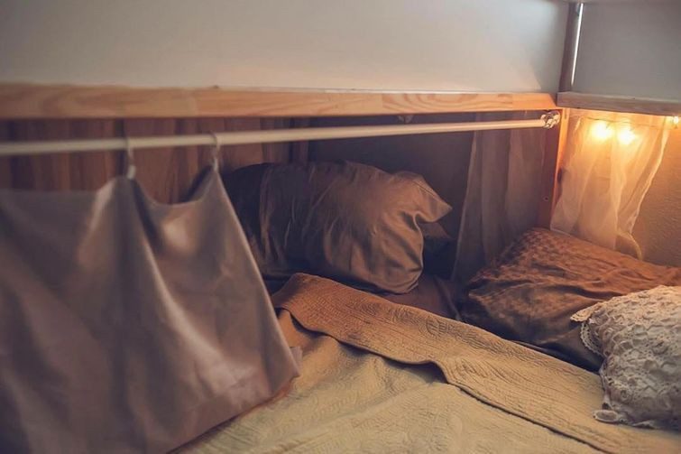 Семья построила огромную кровать, в которой спят 7 членов семейства