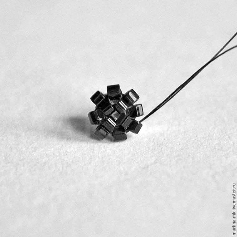 Плетем из бисера и кристаллов Сваровски лёгкие черные серьги-снежинки