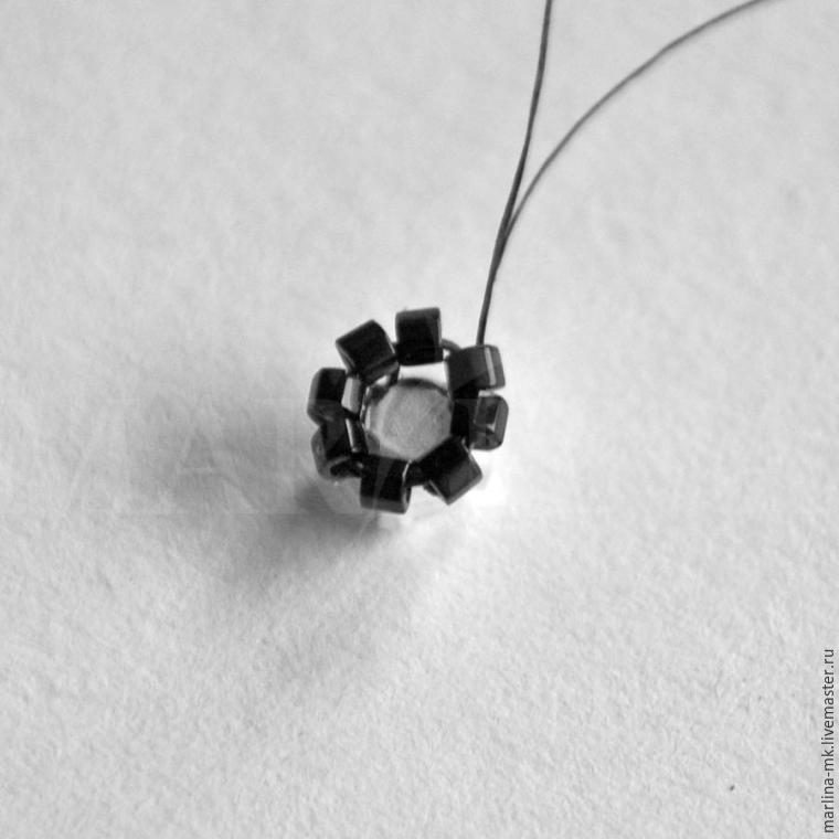 Плетем из бисера и кристаллов Сваровски лёгкие черные серьги-снежинки