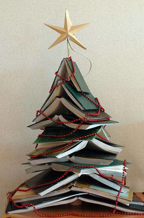 Оригинальные и стильные новогодние елки для книголюбов