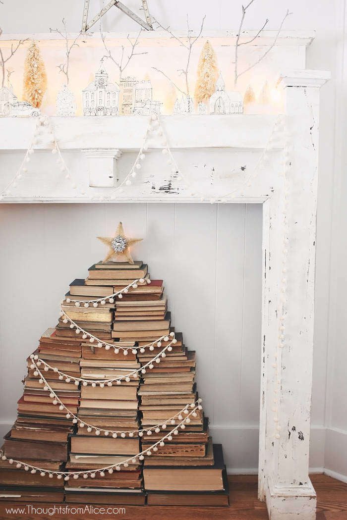 Оригинальные и стильные новогодние елки для книголюбов