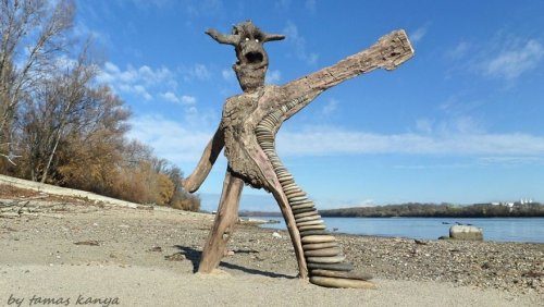 Деревянные скульптуры, созданные из того, что прибило к берегу