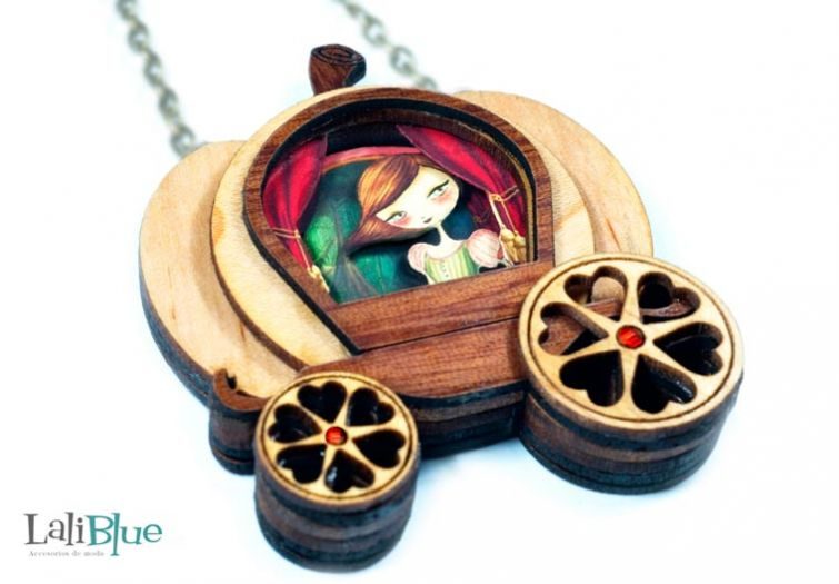 Очаровательные деревянные ожерелья со сценами из сказок внутри