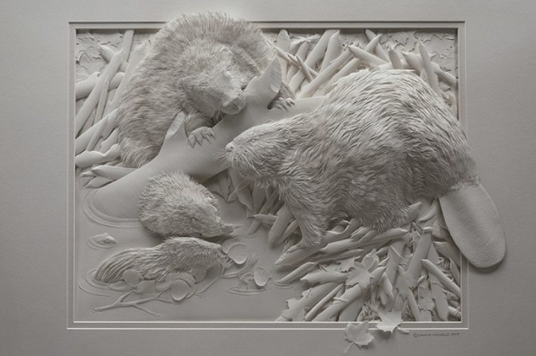 Художник создает скульптуры животных из бумаги