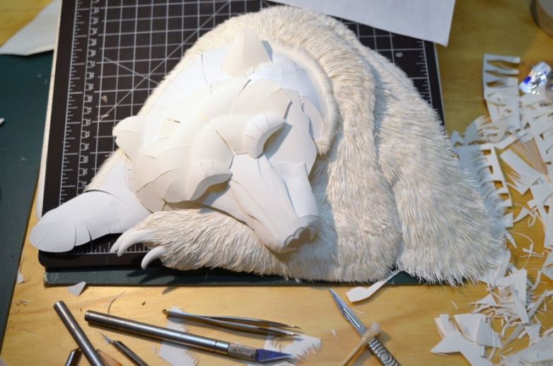 Художник создает скульптуры животных из бумаги