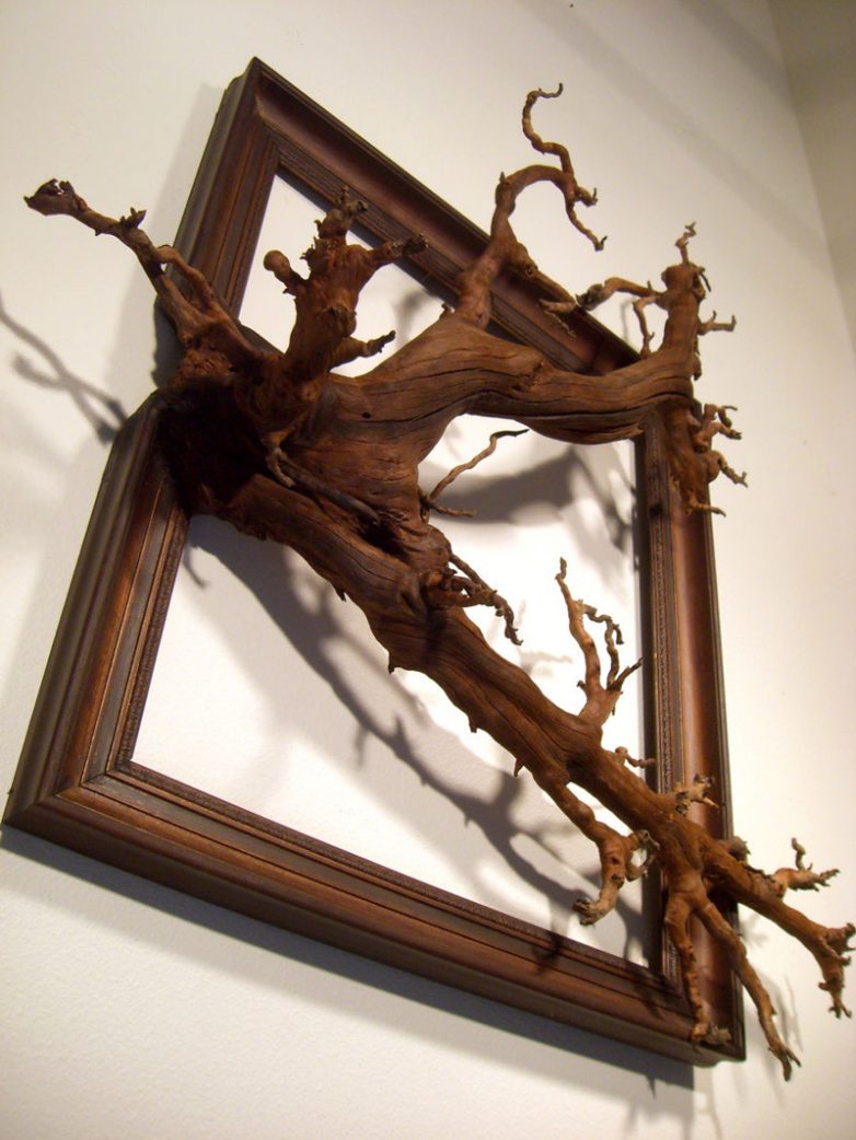 Художник дарит старым мёртвым ветвям вторую жизнь, превращая их в части рамок для картин
