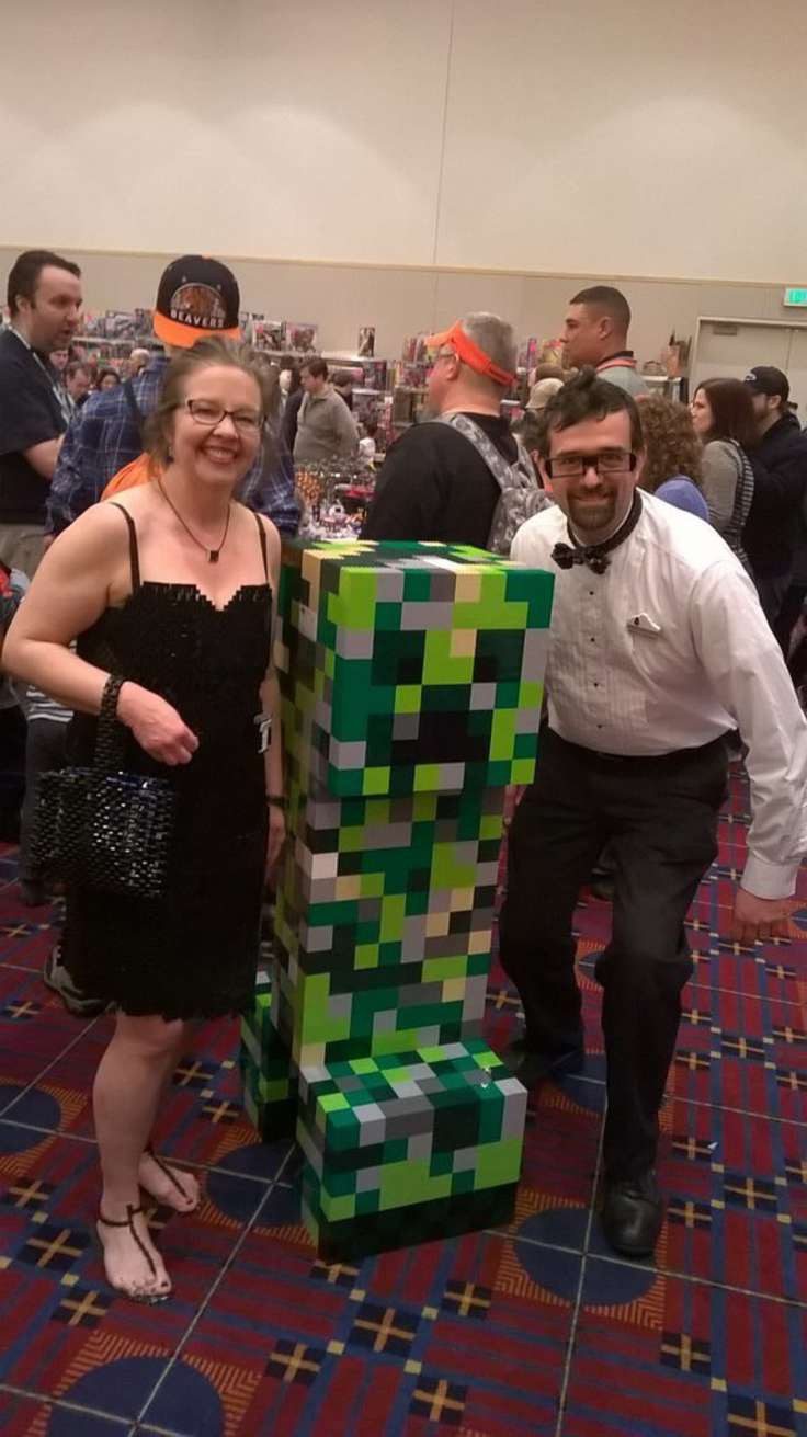 Муж сделал для жены платье и сумочку из деталей Лего