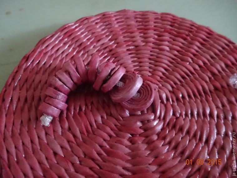 Плетем веселые коробочки из бумажной лозы