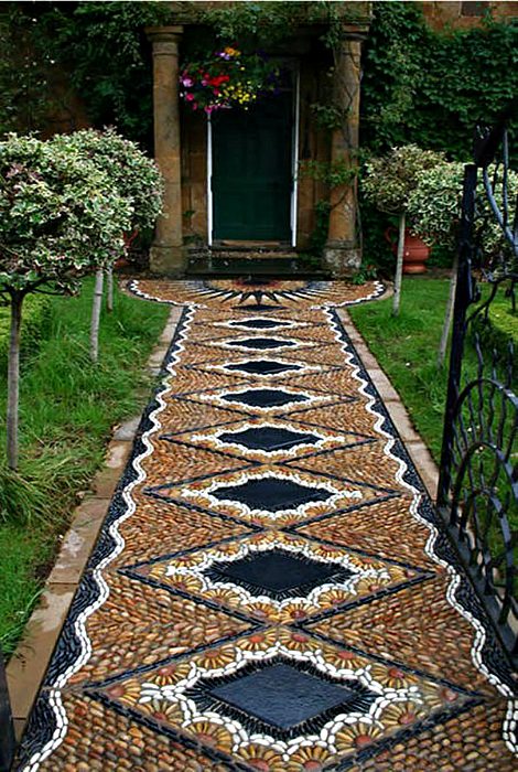Интересное применение мозаики в саду