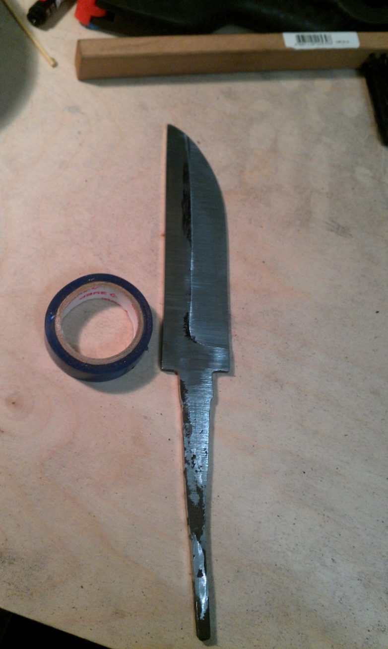 Нож из кованой заготовки стали
