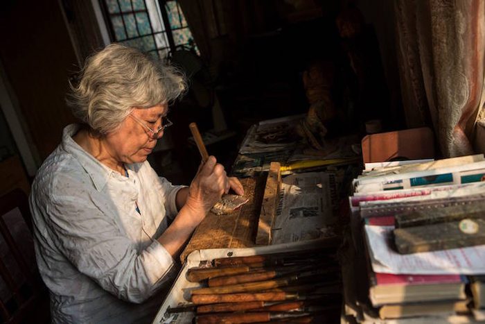 78-летняя бабушка вырезает скульптуры из дерева