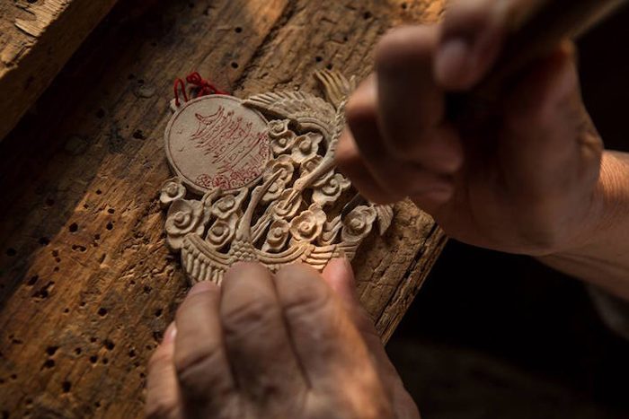 78-летняя бабушка вырезает скульптуры из дерева