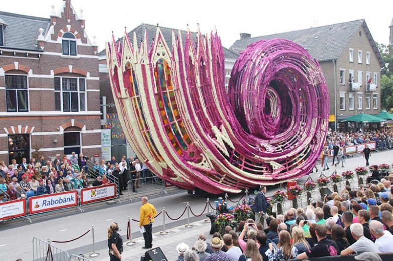 В Голландии прошел парад гигантских цветочных скульптур