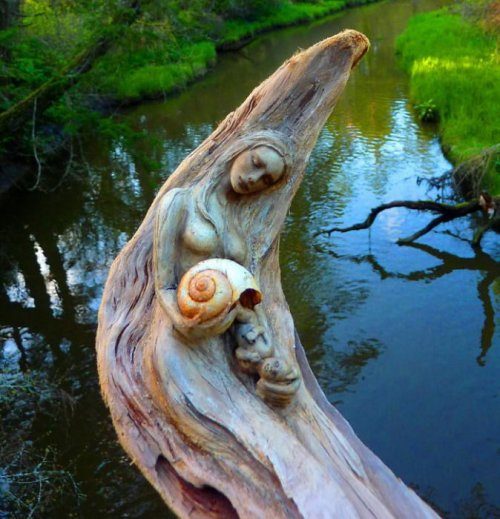 Скульптуры из высохших деревьев