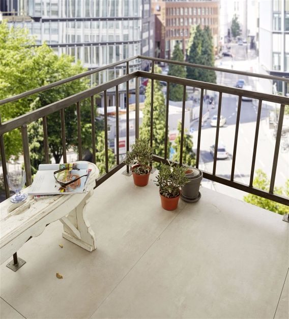 Угловой столик для балкона