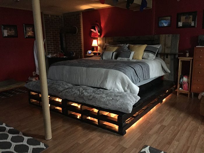Оригинальные кровати из паллет с подсветкой