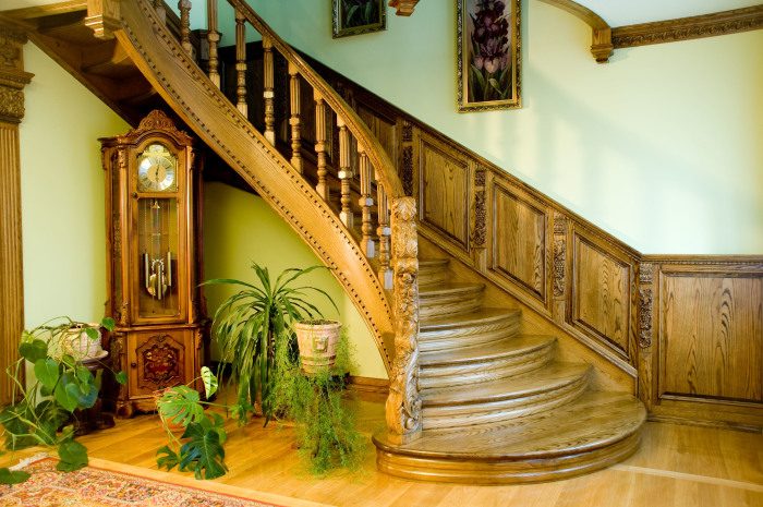 Деревянные лестницы для загородного дома