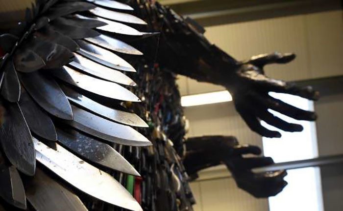 Скульптура ангела из 100 тысяч ножей
