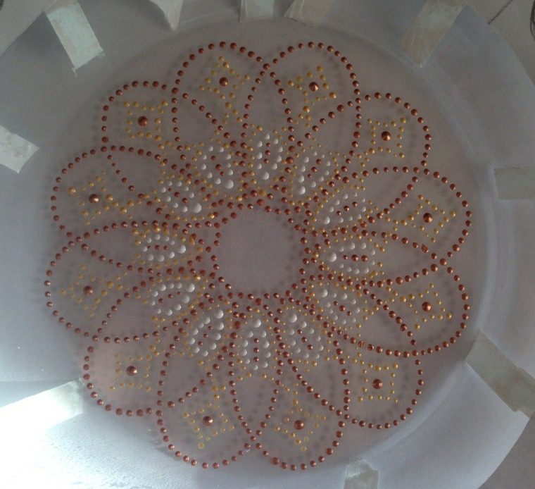 Точечная роспись декоративной тарелки
