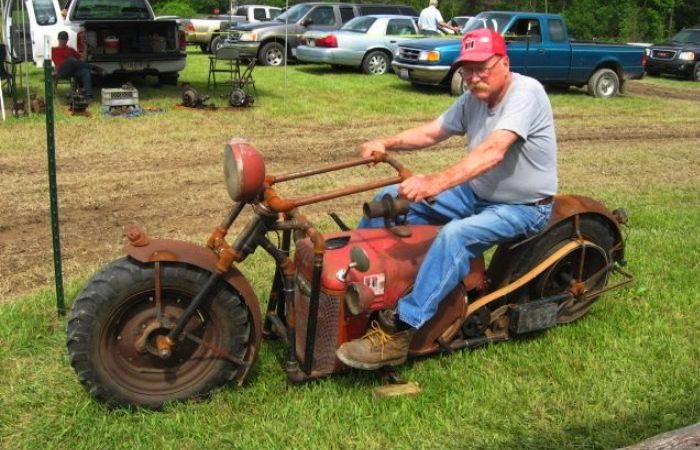 Стильный мотоцикл из старого трактора