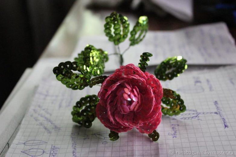 Декоративная роза из пайеток