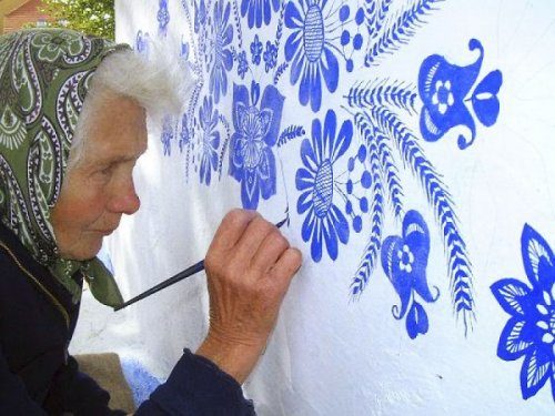 90-летняя бабушка украшает узорами родную деревню