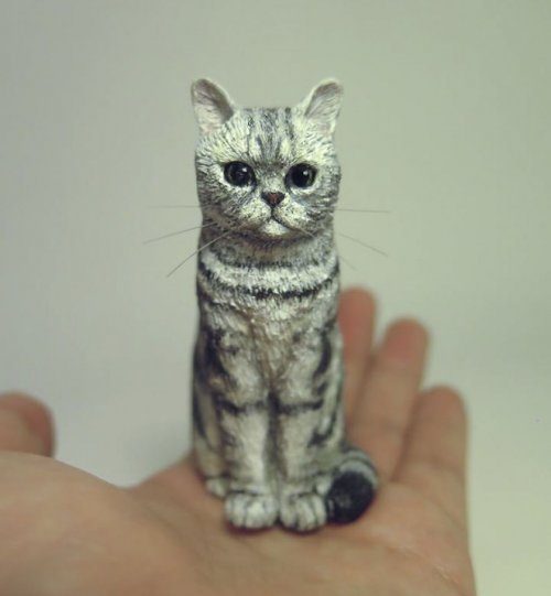 Реалистичные миниатюрные статуи кошек