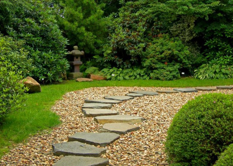 Идеи оформления садовых дорожек из натурального камня