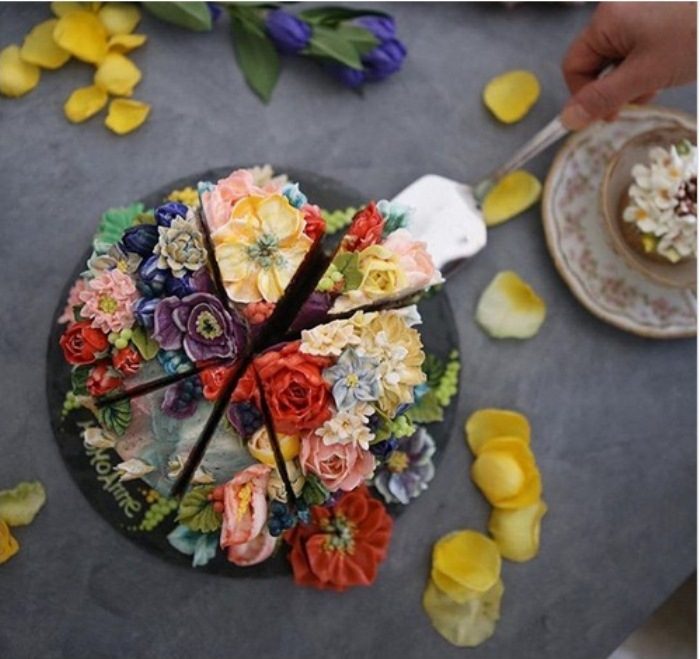 Торты, украшенные цветами из крема