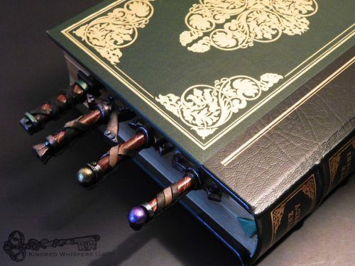 Необычные закладки для книг в виде мечей