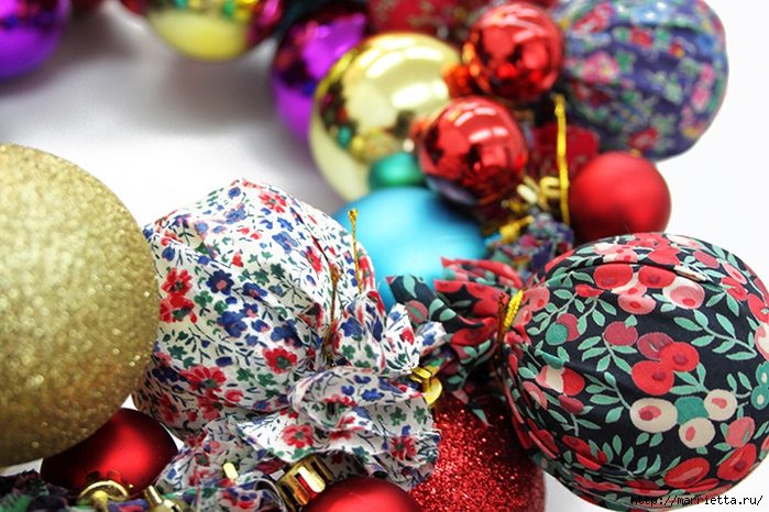 Идеи новогодних венков из ёлочных шаров