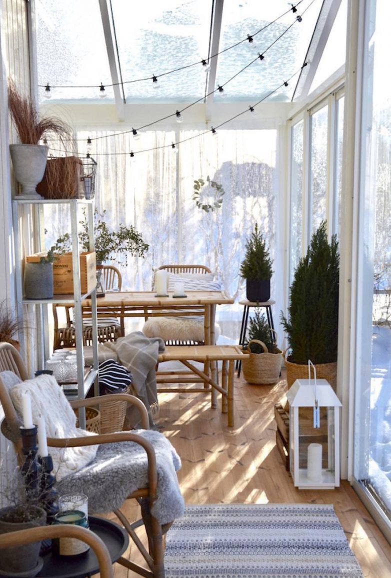 Идеи зимнего декора балконов и террас