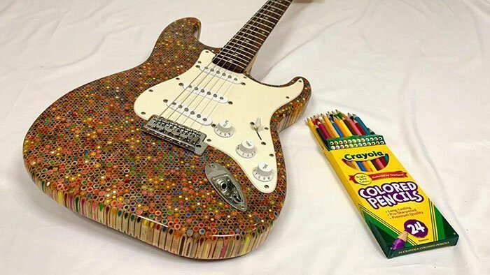 Гитара из цветных карандашей