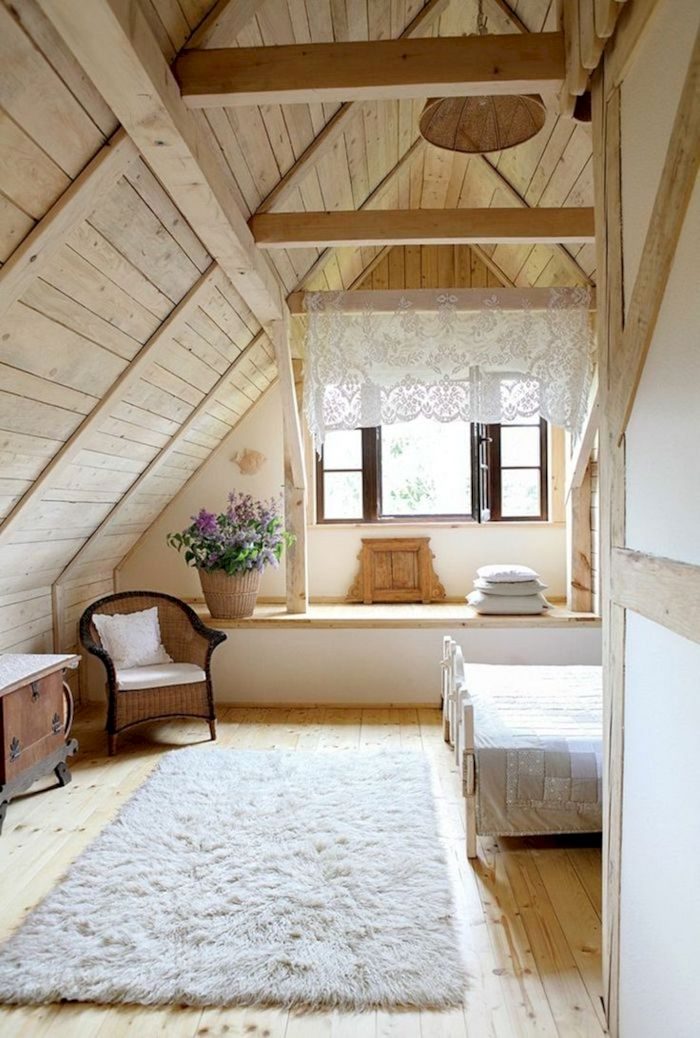Примеры создания уютной спальни на чердаке