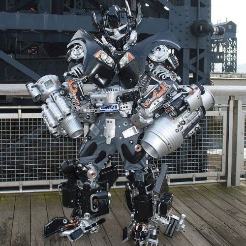 Художник превращается в роботов, созданных им из мусора