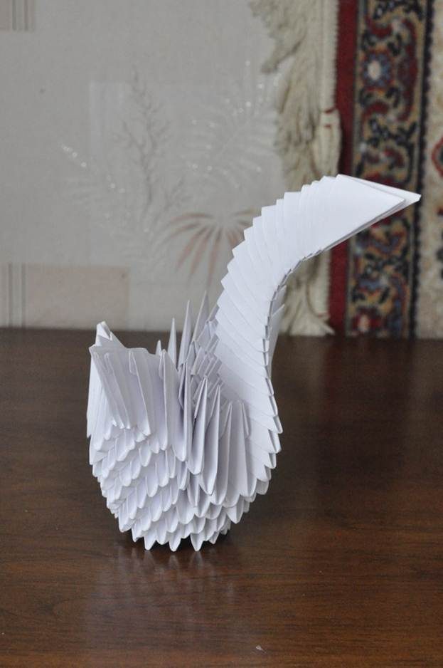 Лебедь из бумаги в технике модульного оригами