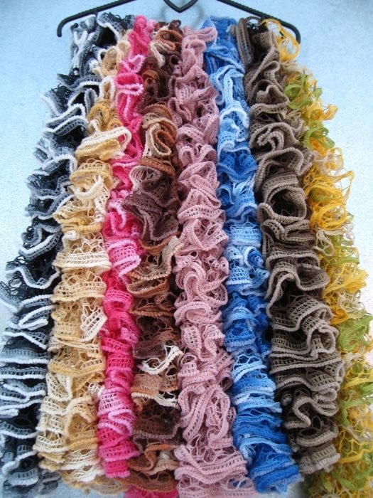 Стильный шарф из ленточной пряжи