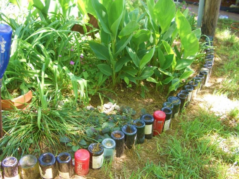 Применение стеклянных бутылок на садовом участке