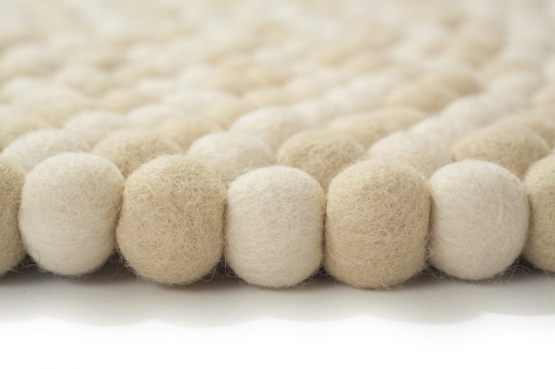 Создание ковров из шерстяных шариков