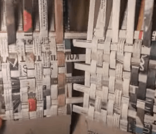Простой способ плетения корзин из газетной бумаги