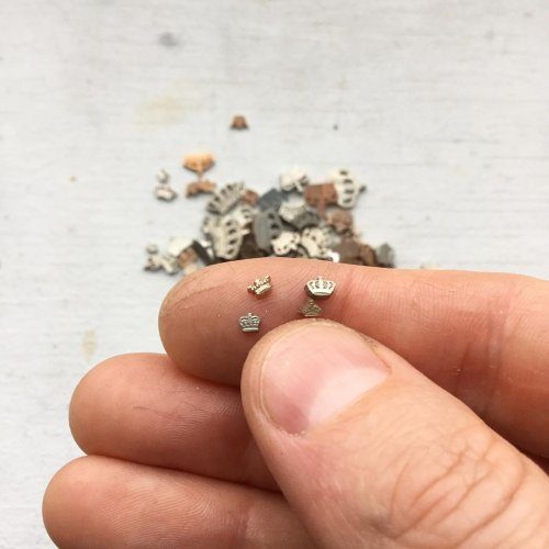 Крошечные объекты вырезанные Микой Адамсом из монет