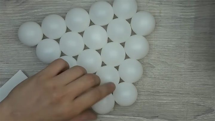 Идея декора из шариков для пинг-понга