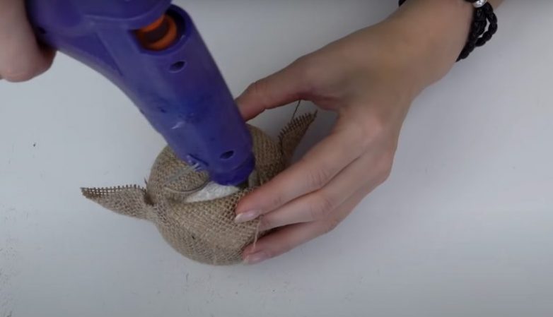 Что можно сделать из мешковины и пенопластового шарика