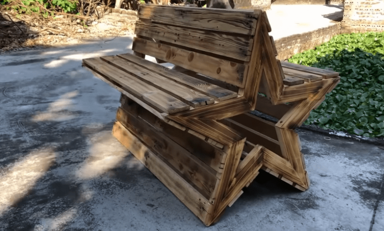 Оригинальная скамейка из простых материалов